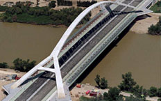 Vista aérea del puente sobre el rio Ebro